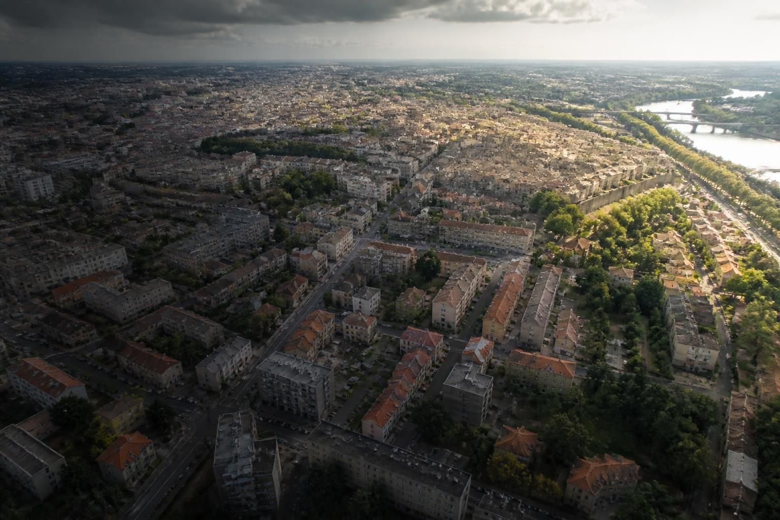 découvrez les quartiers à éviter à avignon en 2026 pour assurer votre sécurité. guide complet avec conseils pratiques pour un séjour en toute tranquillité.