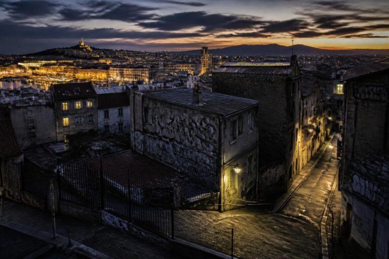 découvrez notre guide essentiel des quartiers à éviter à marseille en 2026 pour assurer votre sécurité. conseils pratiques et informations clés pour un séjour serein.