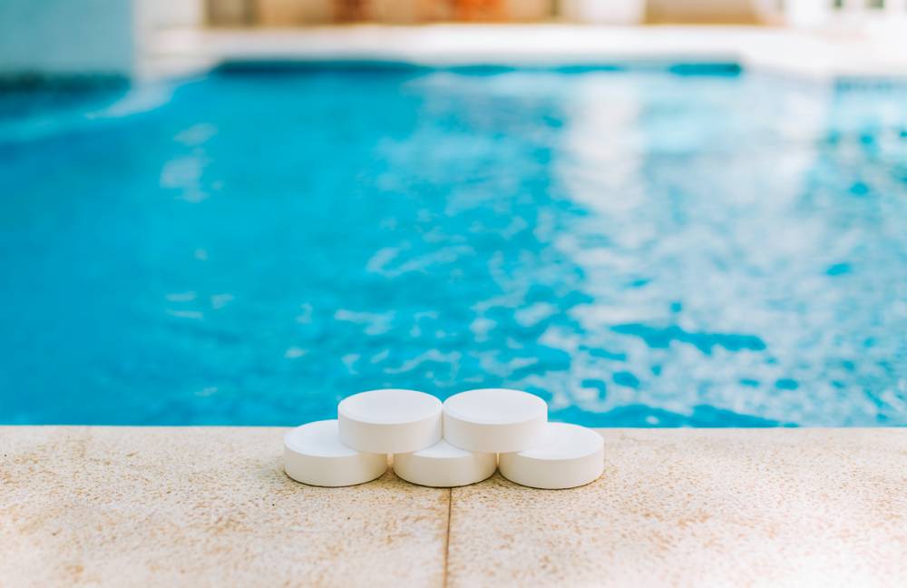 chlore dans le bassin de votre piscine